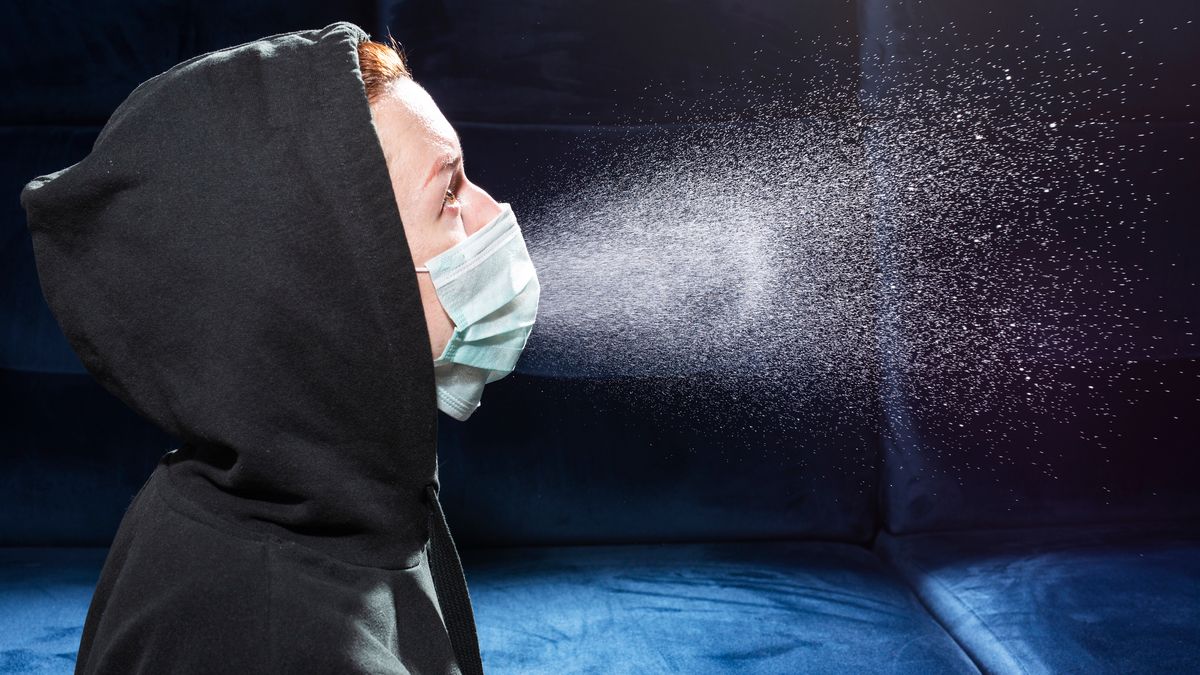 V místnostech se virus šíří aerosolem. Rozestupy nepomůžou, říká expert